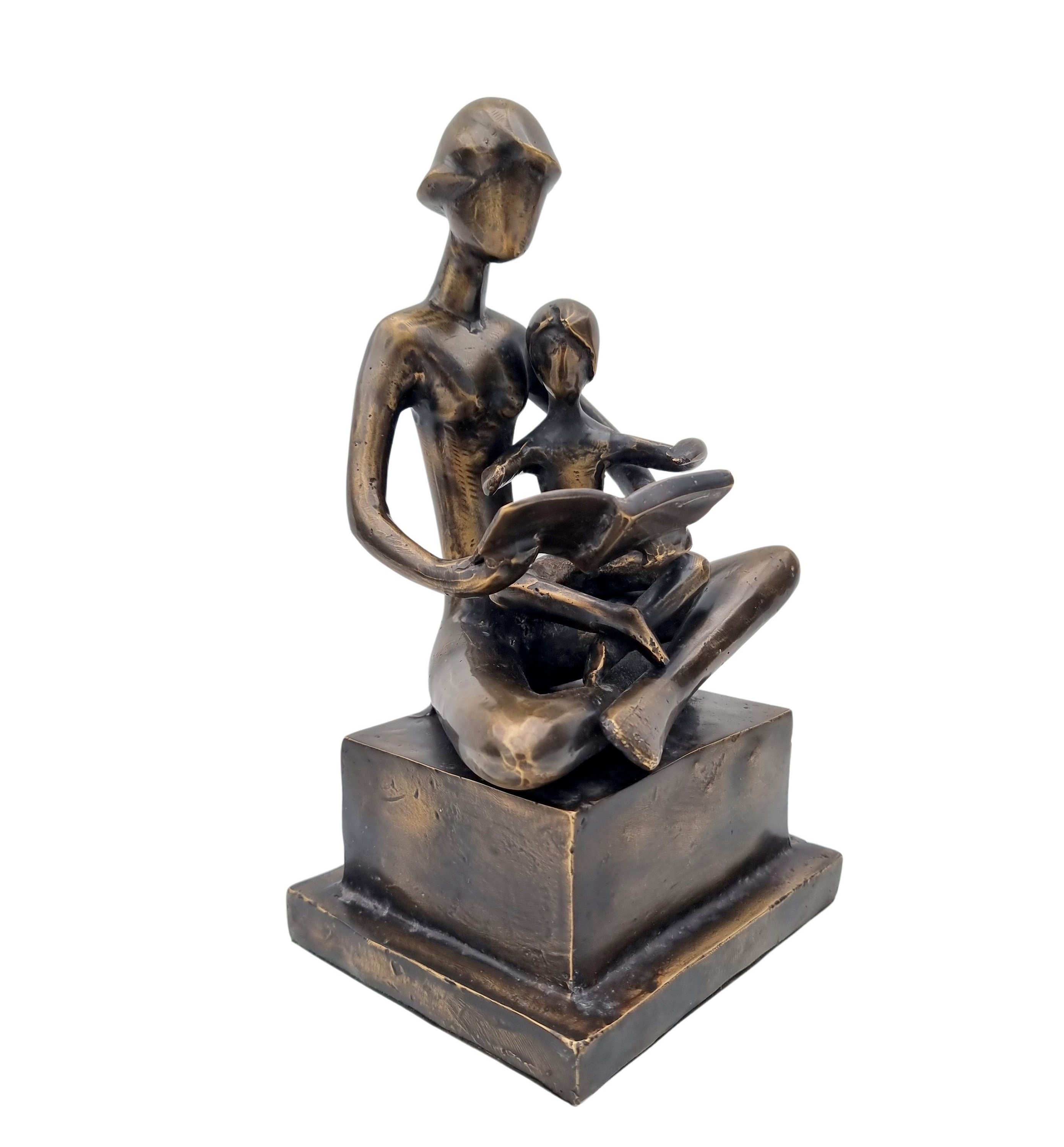 sculpture en bronze amour maternel - mère lit un livre à l'enfant