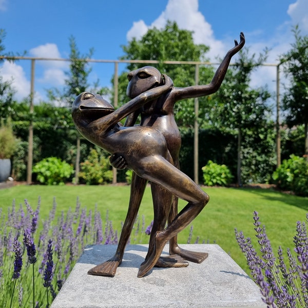 A couple of dancing frogs - Bronze garden sculpture - Bronze frogs - Animals in love