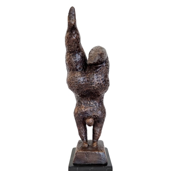 Abstrakte Bronzeskulptur: Fat Lady Handstandskulptur – Einzigartige Kunst, Yoga, Dekor – Bronzene Turnerin