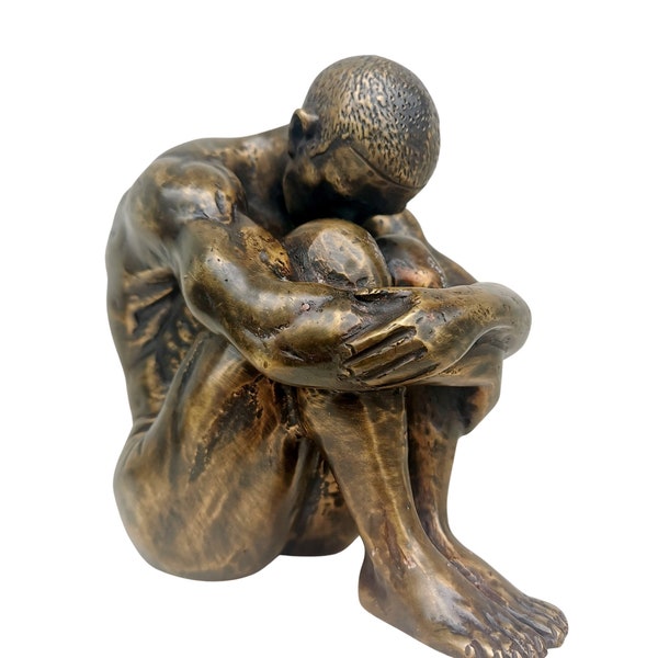 Sculpture en bronze de l'homme dans la pose de yoga