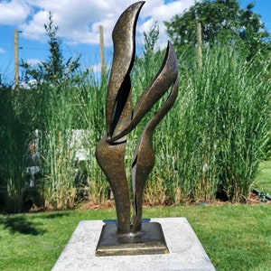 Bronze garden sculpture of an embracing couple - Abstract and modern