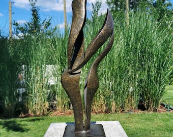 Bronze garden sculpture of an embracing couple - Abstract and modern
