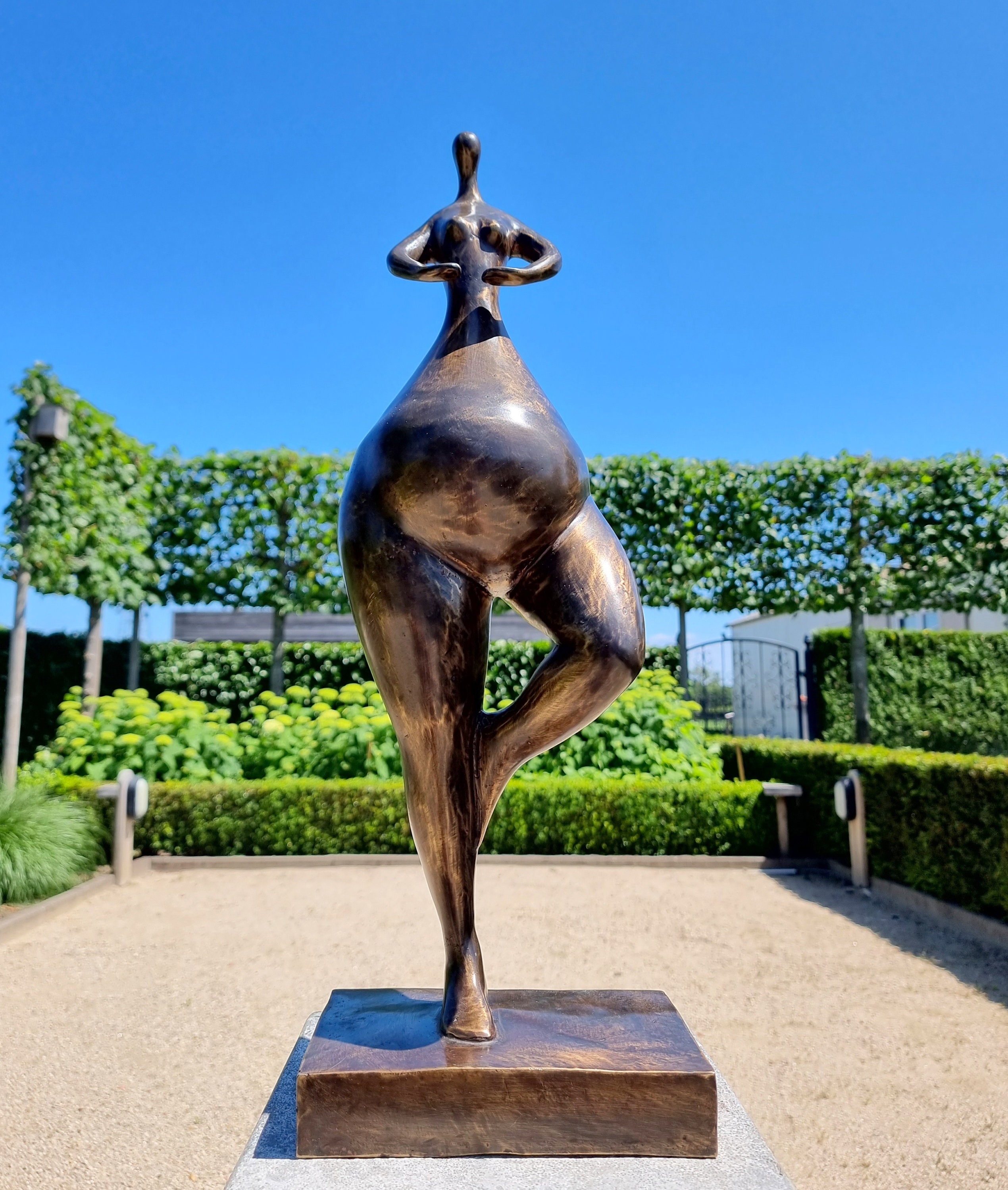 Bronze sculpture of a lady Modern bronze artwork Bronze garden