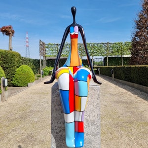 Zeitgenössische und farbenfrohe Skulptur Pop-Art-Kultur Fröhliches Kunstwerk einer sitzenden Dame Geschenkidee als Blickfang Bild 1