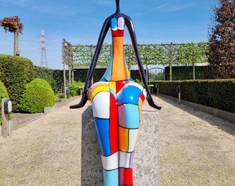 Sculpture contemporaine et colorée - Culture pop art - Oeuvre joyeuse d'une dame assise - Idée cadeau accrocheuse