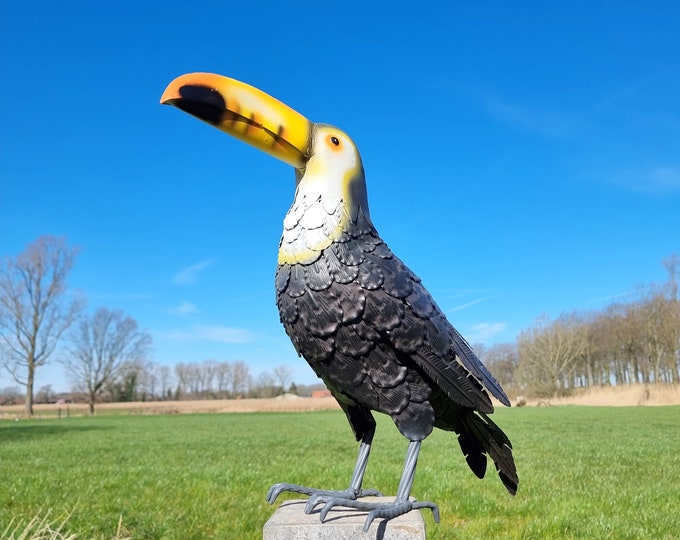 Handcrafted Metal Toucan Sculpture: Unique Artwork for Home Decor and Gifts - Beautifully Crafted Design!