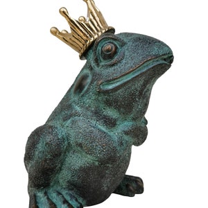 Bronze frog with golden crown - Fountain