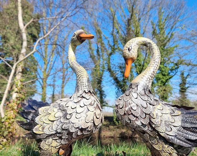 Pair of metal geese - Lifelike water birds - Animals in love - Birds in love - Charming garden and pond decoration - gift idea garden