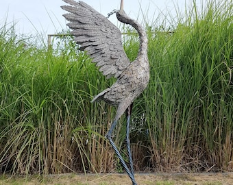 An XL standing heron with spread wings - Made of iron and metal - 60" tall