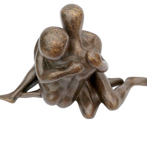 Une sculpture abstraite en bronze dun couple amoureux image 8