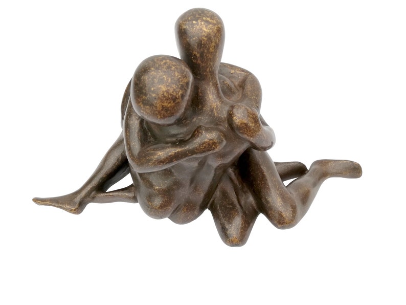 Une sculpture abstraite en bronze dun couple amoureux image 8