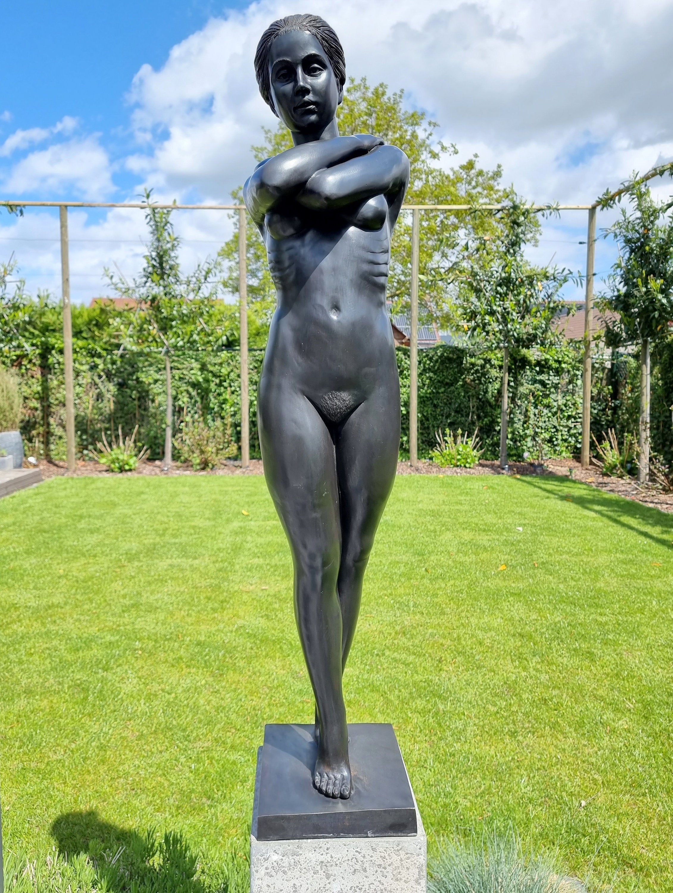 usine personnalisée en plein air décoration de jardin taille nue femme  bronze statue avec poussin