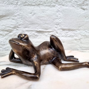 A bronze frog - Resting frog - Bored frog figurine