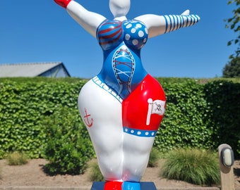 Pop-Art-Hingucker - Fiberglas-Skulptur einer fröhlichen Frau auf einem Steinsockel - Loft-Design