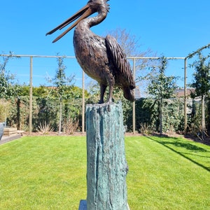 Life-size Pelican Bronze fountain Bronze garden sculptures Lawn art image 2