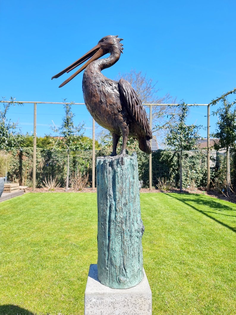 Life-size Pelican Bronze fountain Bronze garden sculptures Lawn art image 2