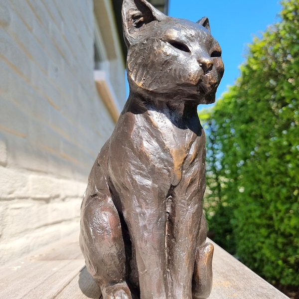 Beautiful bronze sculpture of a cat with a rounded back - Bronze garden decor