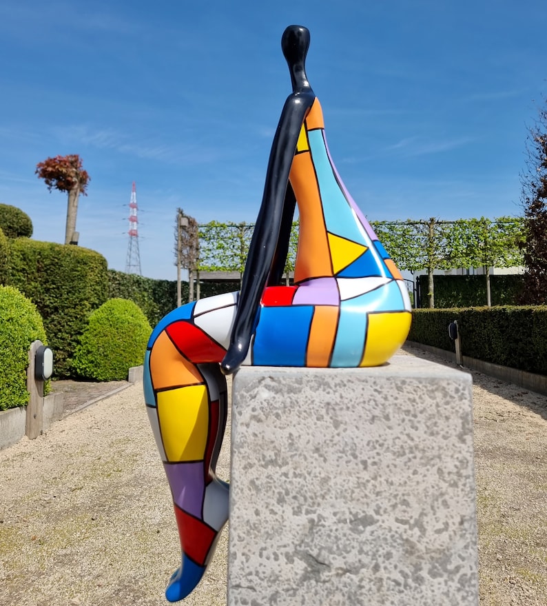 Zeitgenössische und farbenfrohe Skulptur Pop-Art-Kultur Fröhliches Kunstwerk einer sitzenden Dame Geschenkidee als Blickfang Bild 6
