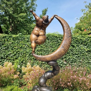 Monumental garden sculpture - Bronze woman - Beautiful Eye catcher - 40 inches