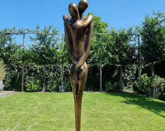 Une sculpture en bronze aimante d’un couple en étreinte - Cadeau pour couple - symbole d’amour