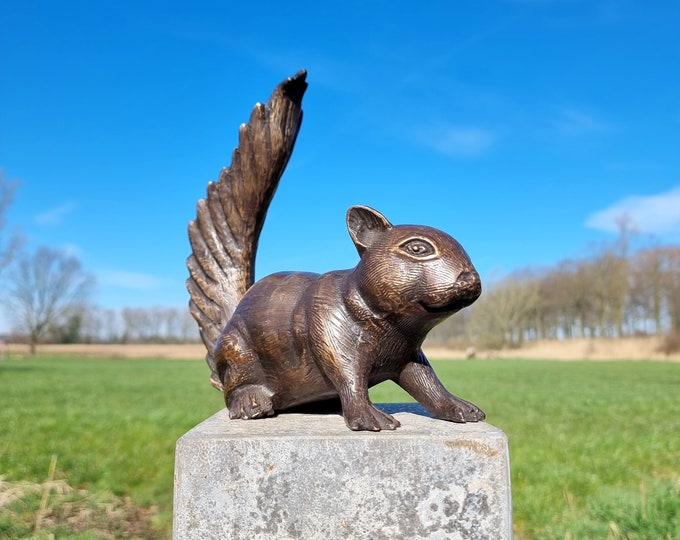 Natural Bronze Squirrel Sculpture Beautifully Detailed Animal Statue for Garden and Home Decor - Perfect Gift for Nature Lovers