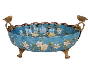 Bol décoratif en porcelaine bleue enchanteresse : motif floral et décoré de papillons et d'ornements en bronze - une pièce décorative luxueuse pour votre table