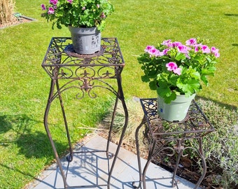 Paar schmiedeeiserne Blumentische - Gartentische - Ziertische - Terrassendekoration
