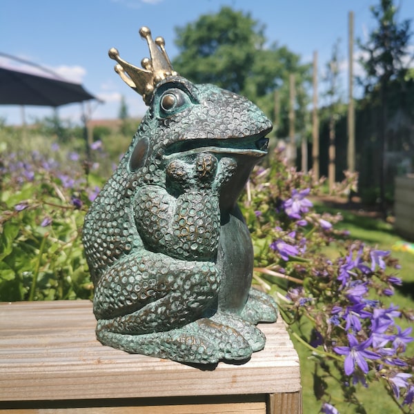 Bronze frog with golden crown - Fountain