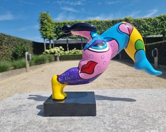 Moderne pop art - Vrouw neemt een reuzestap - Stappende dame - Moderne symboliek - Street garden art