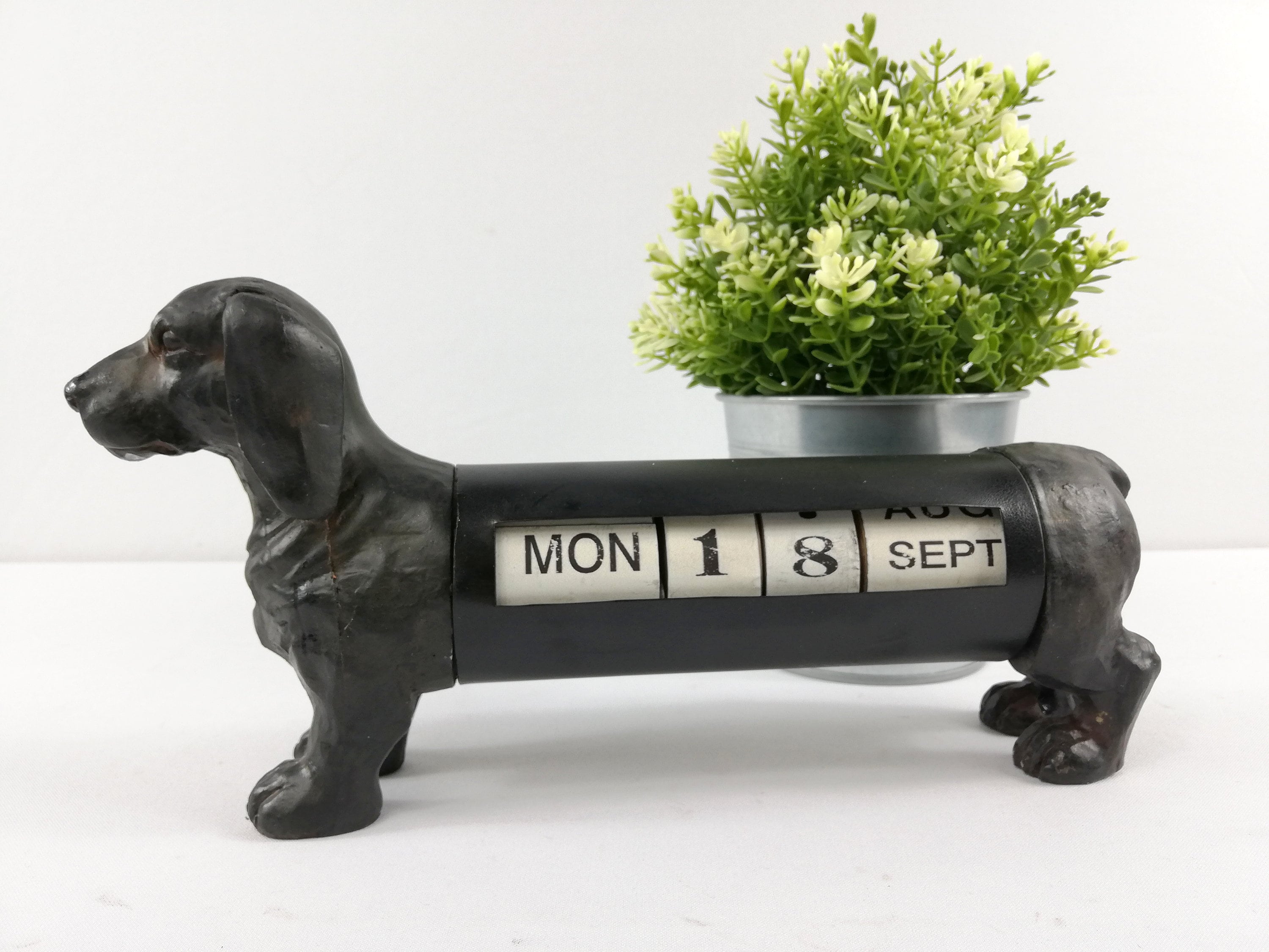 Perpetual calendar in the shape of a Dachshund