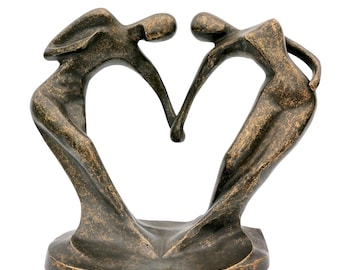 A bronze sculpture of an couple holding hands