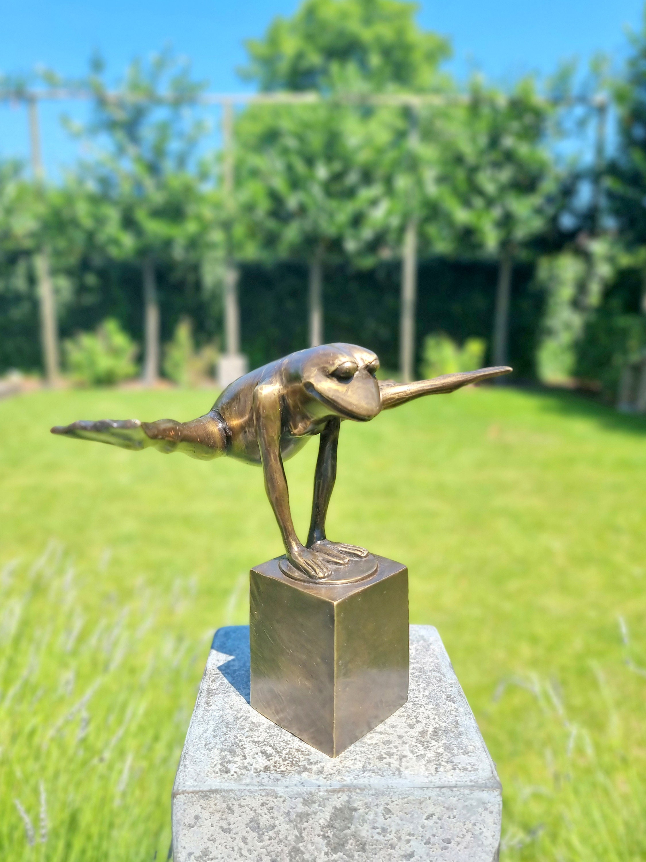 Acrobatic frog Bronze frog Garden and home decoration frog