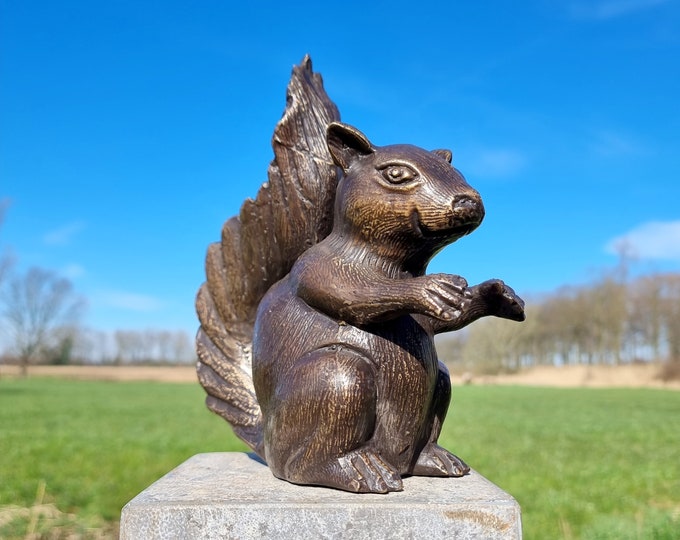 Natural Bronze Squirrel Sculpture Beautifully Detailed Animal Statue for Garden and Home Decor - Perfect Gift for Nature Lovers