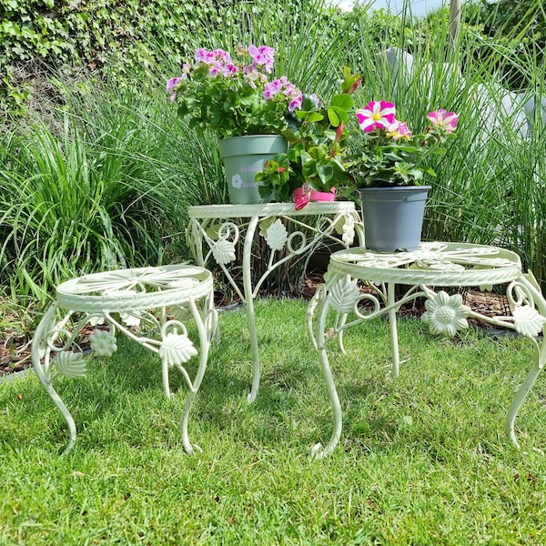 Trois tables de fleur en fer forgé - tables de jardin - tables décoratives - décoration de terrasse