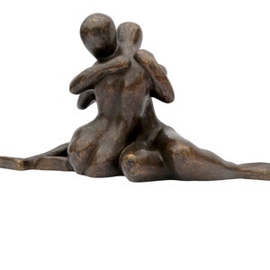 Une sculpture abstraite en bronze dun couple amoureux image 10