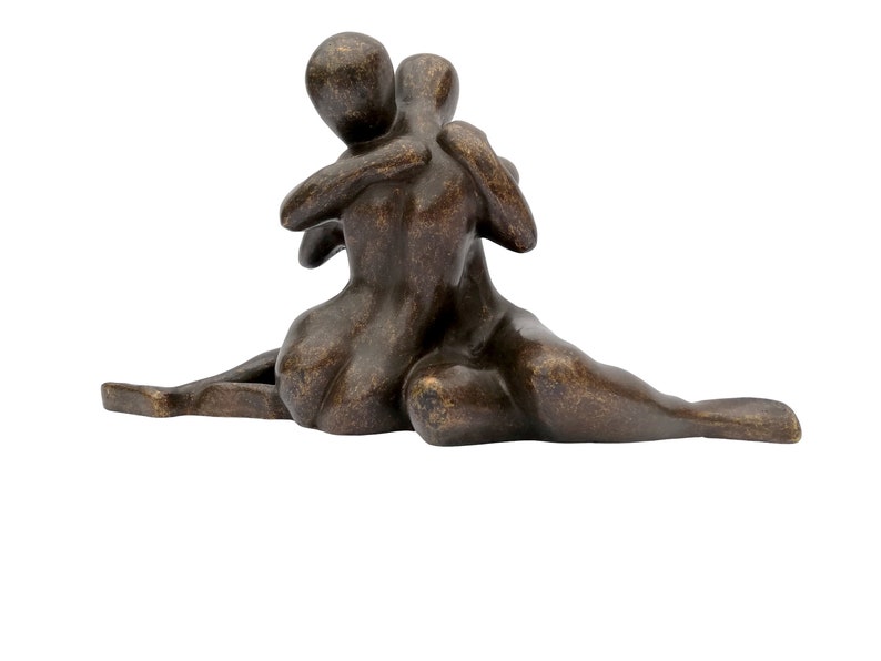 Une sculpture abstraite en bronze dun couple amoureux image 10