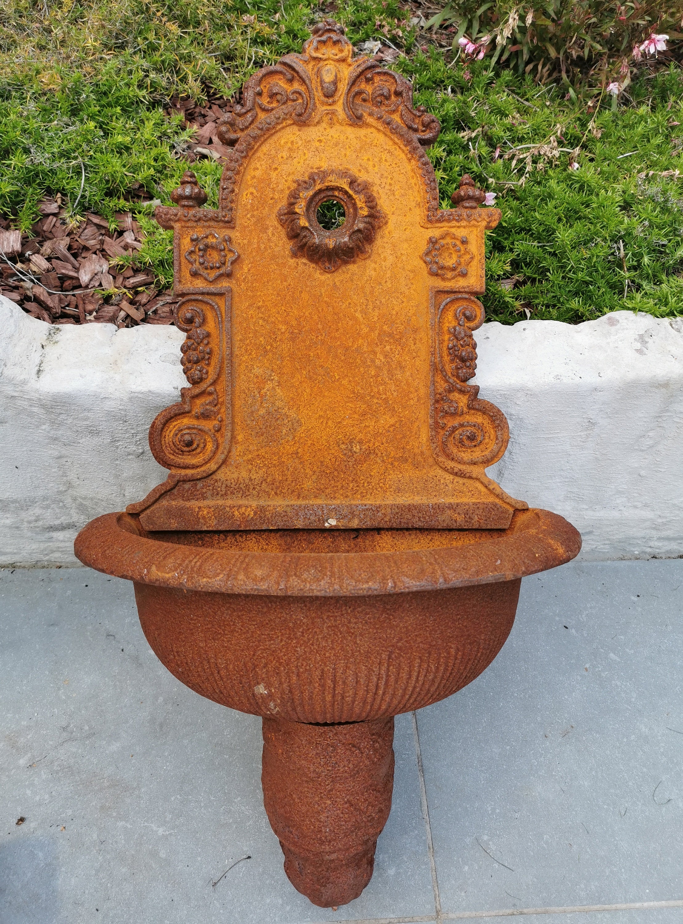 A cast iron wallfountain Antique style garden decor cottage garden