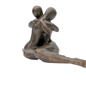 Une sculpture abstraite en bronze dun couple amoureux image 5