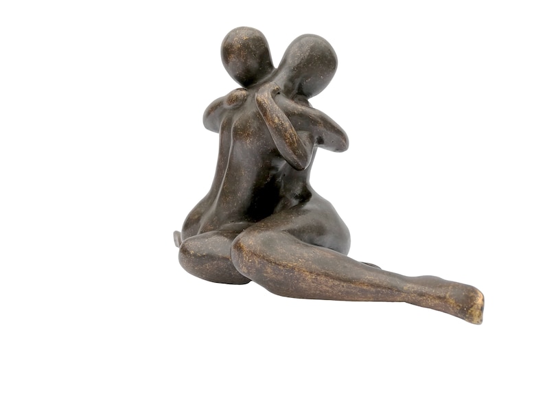 Une sculpture abstraite en bronze dun couple amoureux image 5