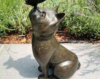 Belle sculpture en bronze d’un chat avec un papillon sur le nez