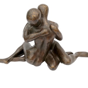 Une sculpture abstraite en bronze dun couple amoureux image 2