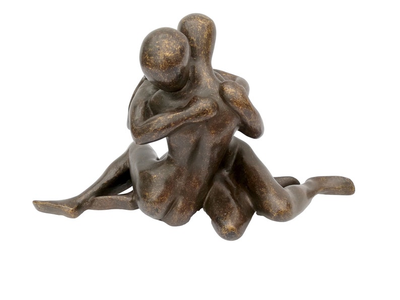 Une sculpture abstraite en bronze dun couple amoureux image 2