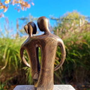 Verliebtes Sitzpaar Bronze Paar Bronze Liebe Umarmung von Personen Bild 7