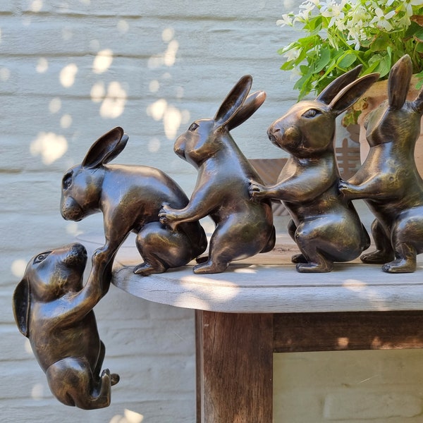 Sculpture en bronze de 5 lapins rigolos - Ils sauvent un lapin qui tombe - Décoration maison et jardin en bronze - Idée cadeau bronze