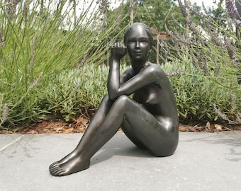 Bronzen sculptuur van een peinzende vrouw - 37 cm - Tuinkunst