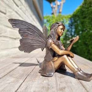 Figurine statuette Fée déco assise avec fleur - 13,5 cm