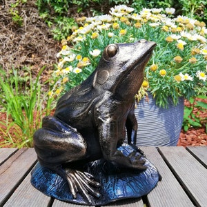 Classical sculpture of a frog