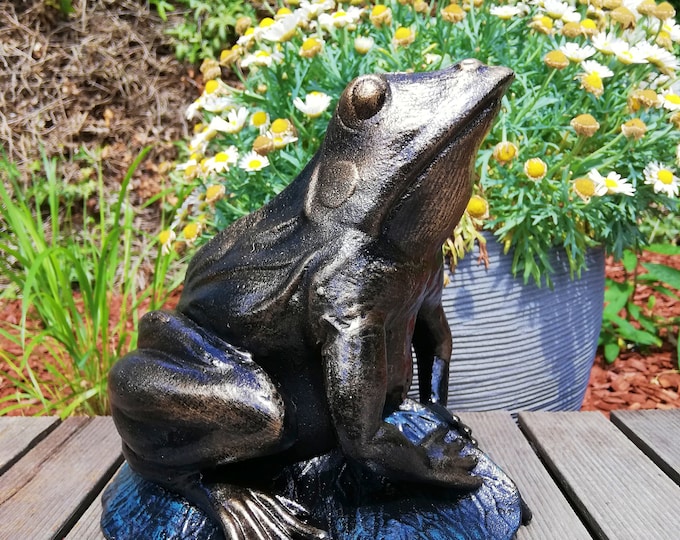 Classical sculpture of a frog