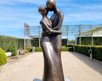 Sculpture de jardin en bronze d’un couple enveloppant - Abstrait et moderne