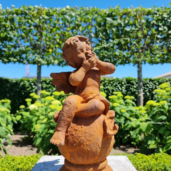 Ange sur sphère - Putto et Chérubin - Sculptures de jardin en fonte - Ne parlez pas de mal